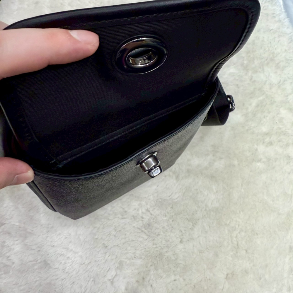 【蔻馳｜全新】現貨 COACH 斜背包 男款 老花 旋扣 拼色 小號 側背包｜Little Bee 小蜜蜂精品-細節圖4