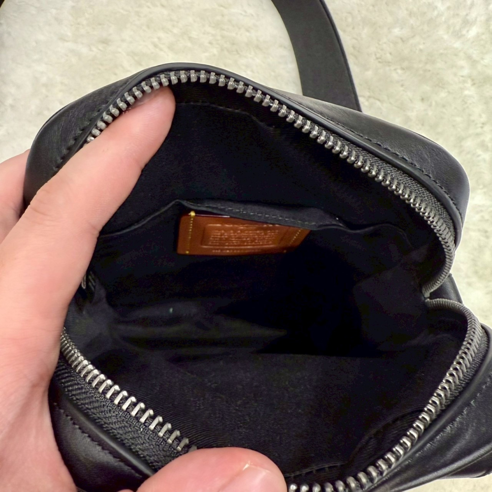 【蔻馳｜全新】現貨 COACH 斜背包 男款 老花 旋扣 拼色 小號 側背包｜Little Bee 小蜜蜂精品-細節圖5