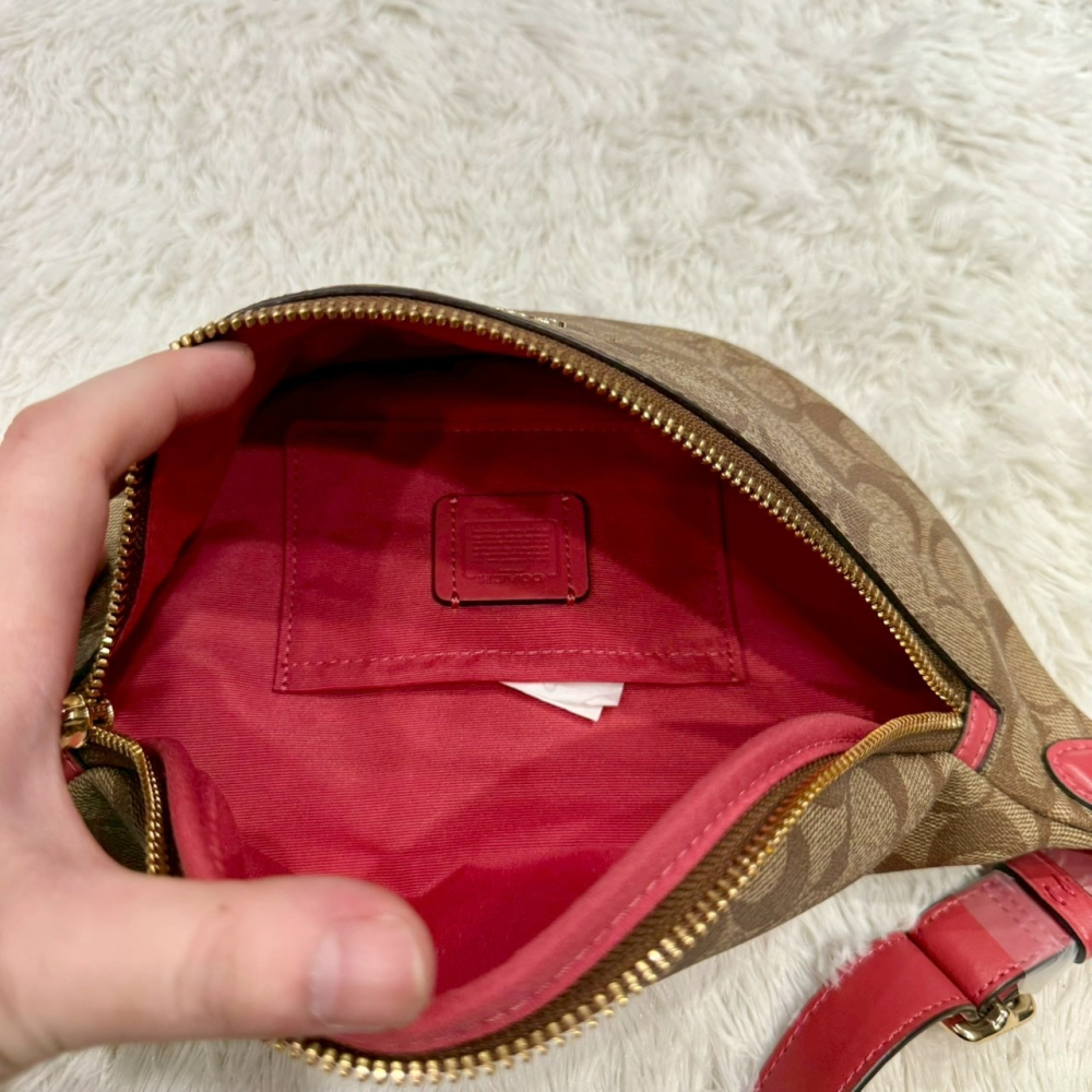 【蔻馳｜全新】現貨 COACH 包包 胸包 金標 滿版 拼色 老花 腰包｜Little Bee 小蜜蜂精品-細節圖3