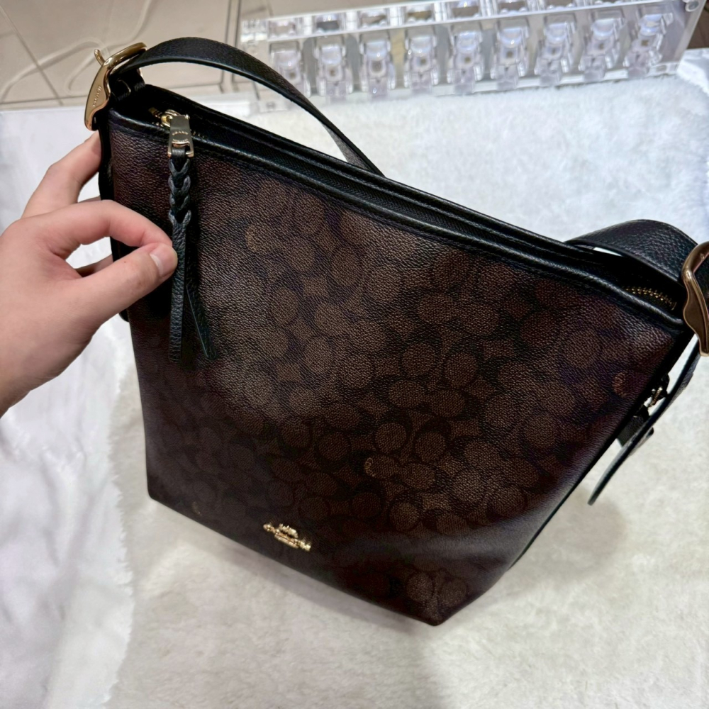 【蔻馳｜全新】現貨 COACH 流浪包 男包 滿版 老花 棕色 金標 斜背包｜Little Bee 小蜜蜂精品-細節圖2