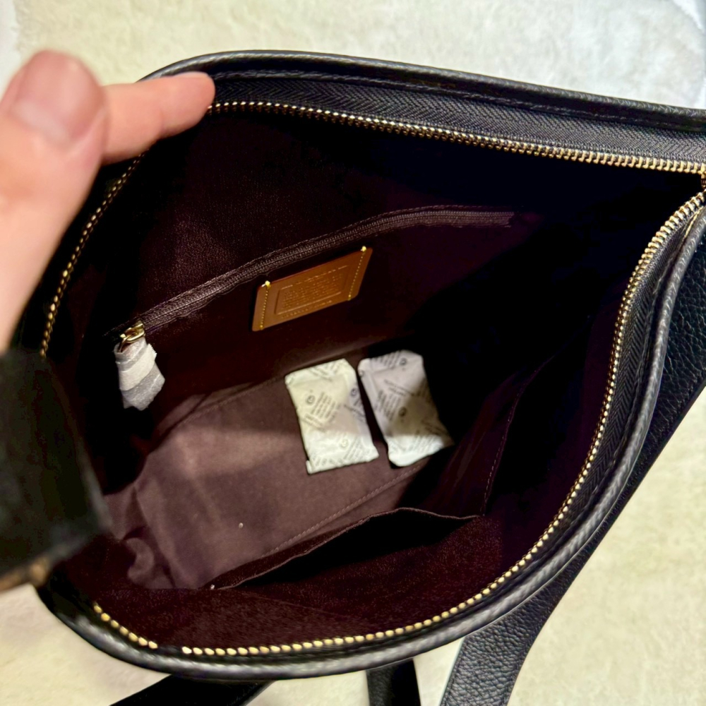 【蔻馳｜全新】現貨 COACH 流浪包 男包 滿版 老花 棕色 金標 斜背包｜Little Bee 小蜜蜂精品-細節圖4