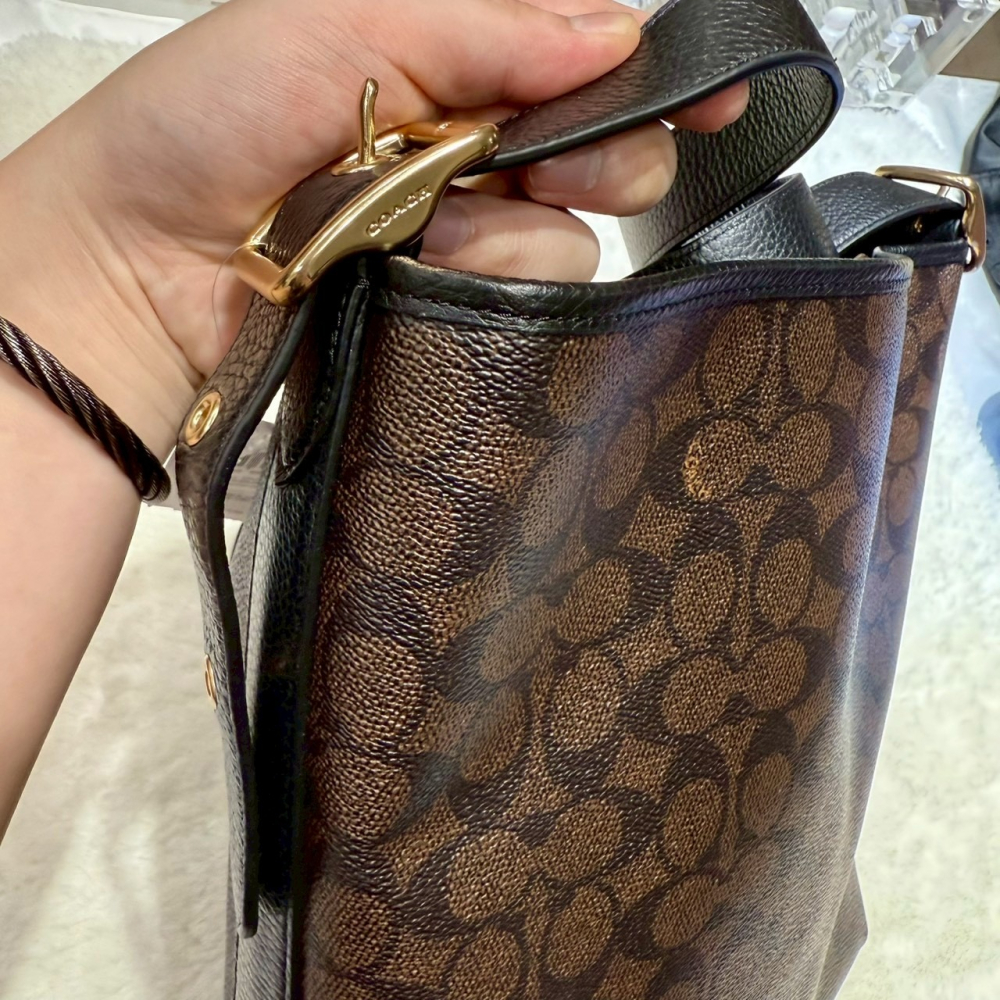 【蔻馳｜全新】現貨 COACH 流浪包 男包 滿版 老花 棕色 金標 斜背包｜Little Bee 小蜜蜂精品-細節圖5