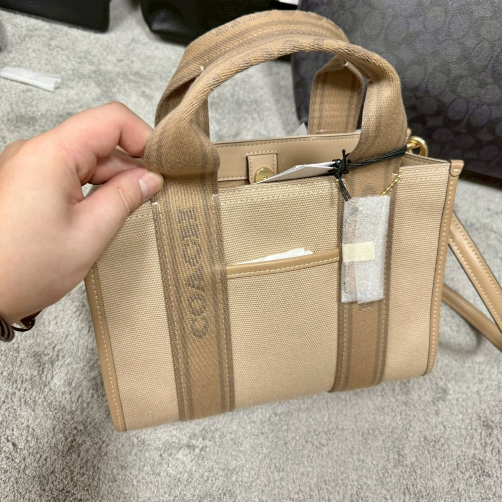 【蔻馳｜全新】現貨 COACH 紙袋包 帆布 奶茶色 斜背包 兩用包｜Little Bee 小蜜蜂精品-細節圖3