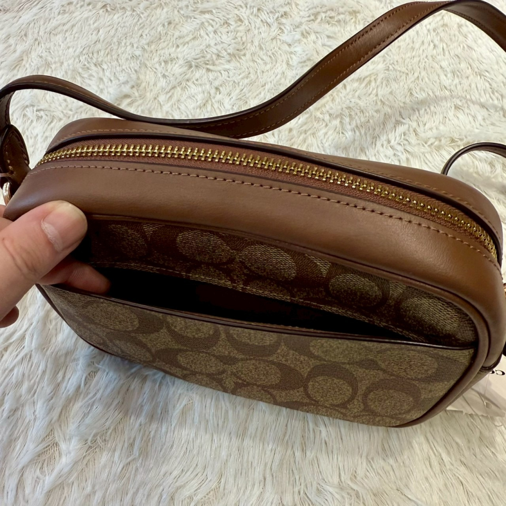 【蔻馳｜全新】現貨 COACH 包包 相機包 金標 拼色 滿版 防刮紋 斜背包｜Little Bee 小蜜蜂精品-細節圖2
