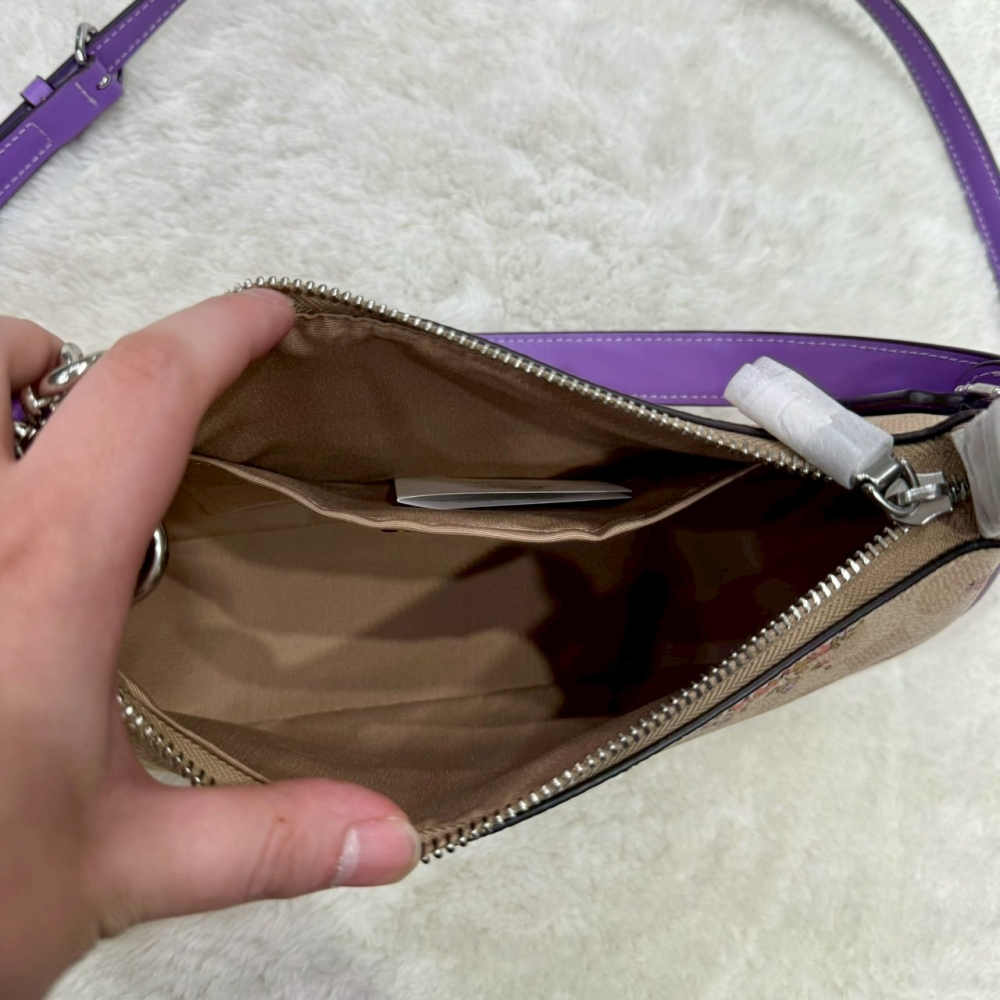 【蔻馳｜全新】庫存先詢問 COACH 月牙包 銀標 滿版 花卉 防刮紋 拼色 斜背包｜Little Bee 小蜜蜂精品-細節圖3