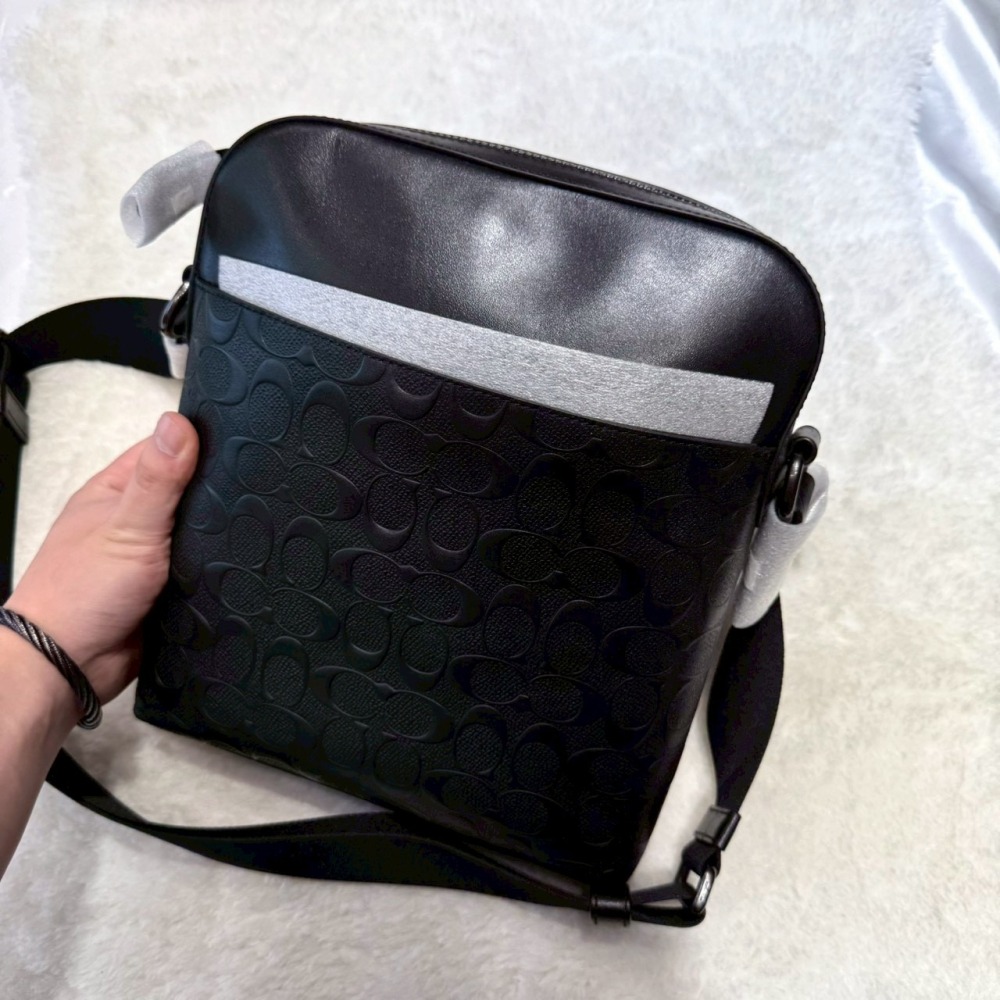 【蔻馳｜全新】現貨 COACH 郵差包 經典款 男款 滿版 壓紋 車手包 斜背包｜Little Bee 小蜜蜂精品-細節圖2
