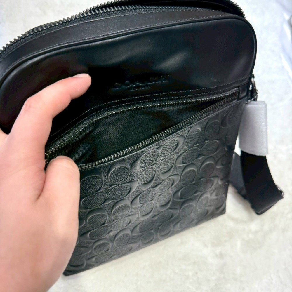 【蔻馳｜全新】現貨 COACH 郵差包 經典款 男款 滿版 壓紋 車手包 斜背包｜Little Bee 小蜜蜂精品-細節圖4