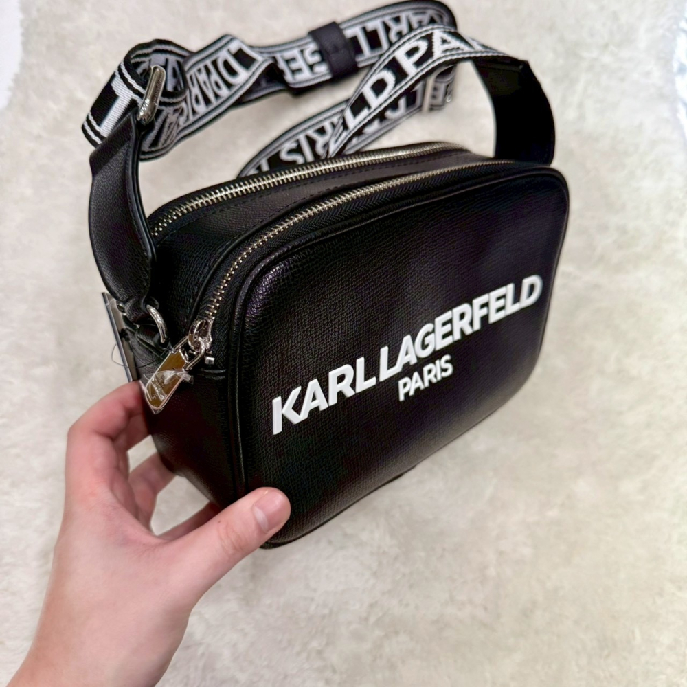 【卡爾｜全新】現貨 KARL LAGERFELD 相機包 經典款 文字 雙拉鍊 斜背包｜Little Bee 小蜜蜂精品-細節圖2