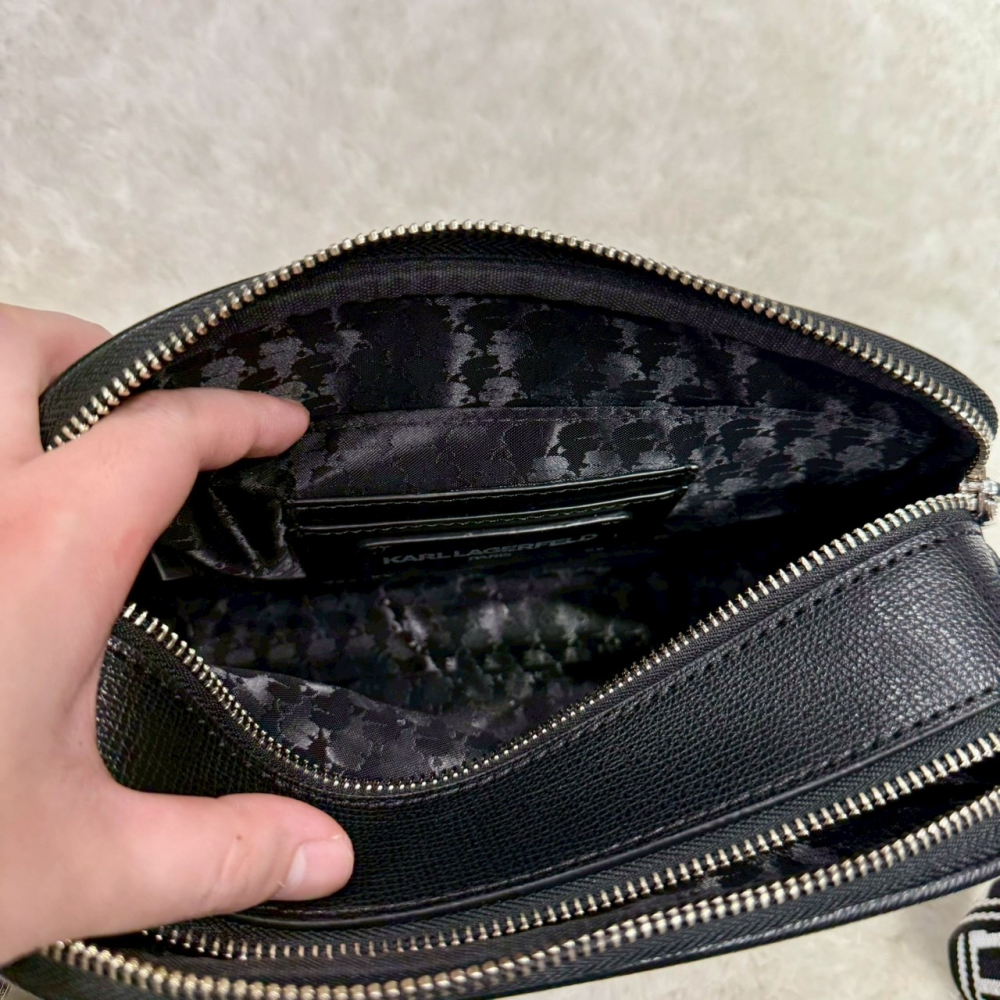 【卡爾｜全新】現貨 KARL LAGERFELD 相機包 經典款 文字 雙拉鍊 斜背包｜Little Bee 小蜜蜂精品-細節圖3
