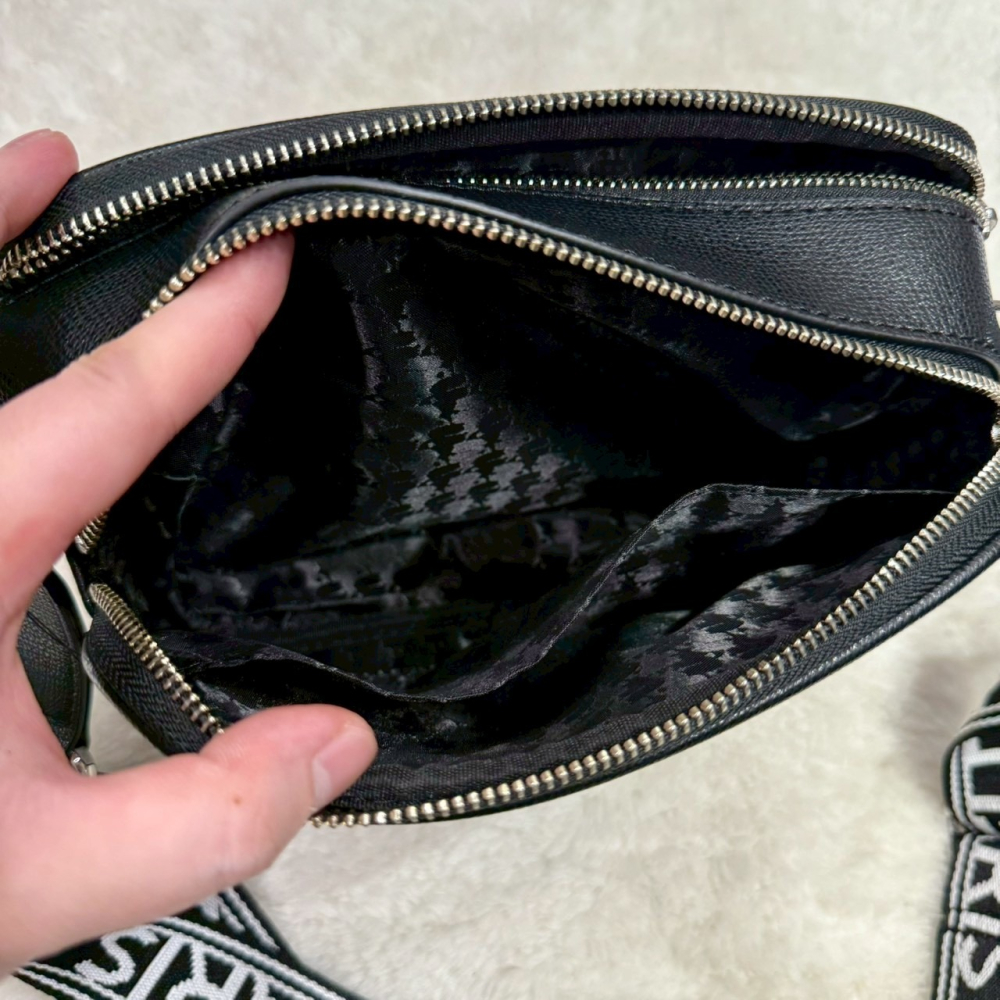 【卡爾｜全新】現貨 KARL LAGERFELD 相機包 經典款 文字 雙拉鍊 斜背包｜Little Bee 小蜜蜂精品-細節圖4