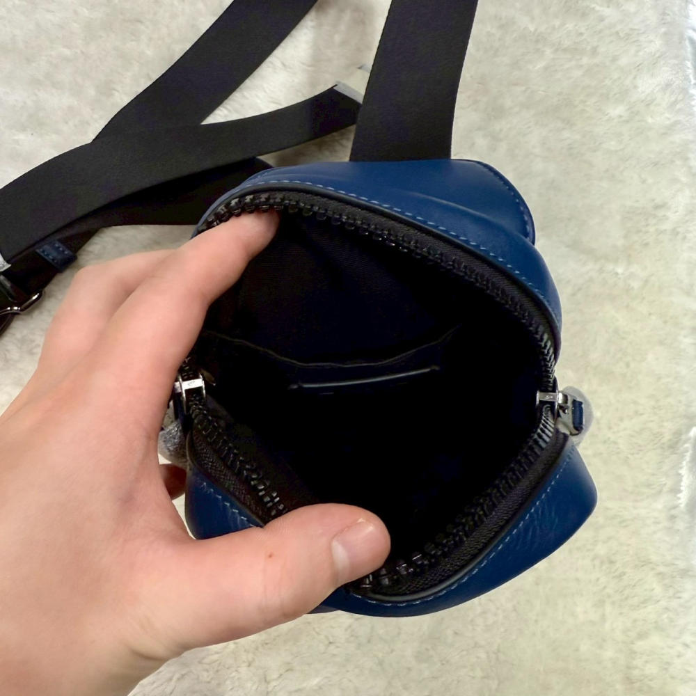 【蔻馳｜全新】現貨 COACH 包包 胸包 男款 壓印LOGO 前口袋 斜背包｜Little Bee 小蜜蜂精品-細節圖3