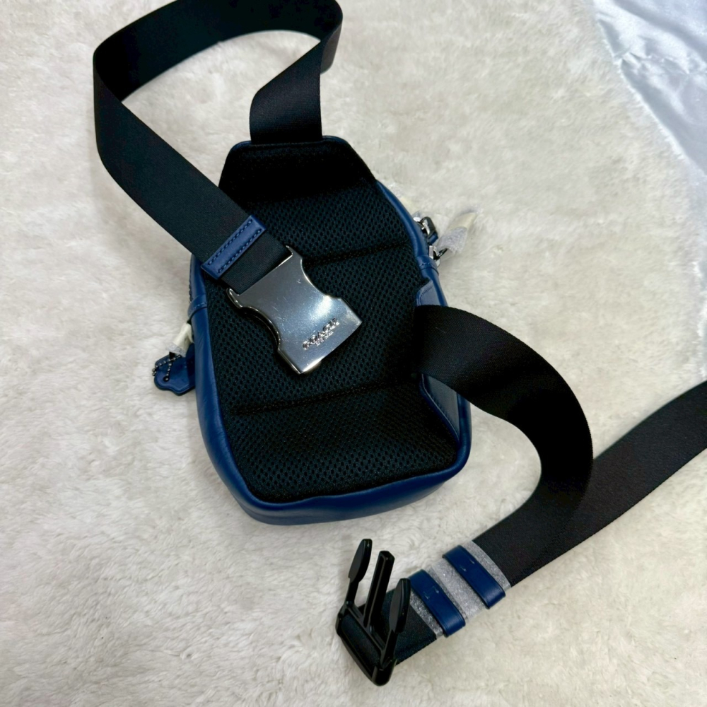 【蔻馳｜全新】現貨 COACH 包包 胸包 男款 壓印LOGO 前口袋 斜背包｜Little Bee 小蜜蜂精品-細節圖4