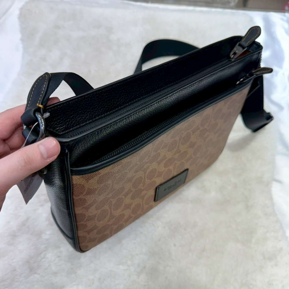 【蔻馳｜全新】現貨 COACH 包包 男款 郵差包 咖色 滿版 老花 斜背包 學院包｜Little Bee 小蜜蜂精品-細節圖2