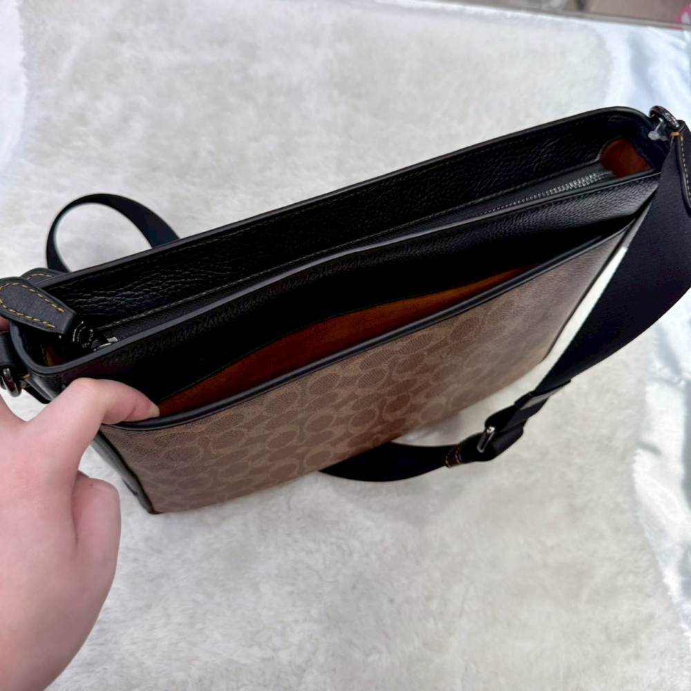 【蔻馳｜全新】現貨 COACH 包包 男款 郵差包 咖色 滿版 老花 斜背包 學院包｜Little Bee 小蜜蜂精品-細節圖3