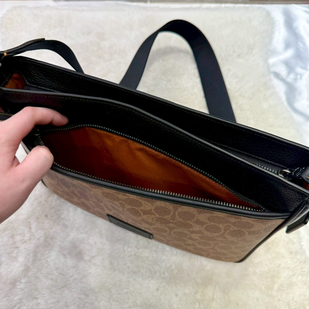 【蔻馳｜全新】現貨 COACH 包包 男款 郵差包 咖色 滿版 老花 斜背包 學院包｜Little Bee 小蜜蜂精品-細節圖4
