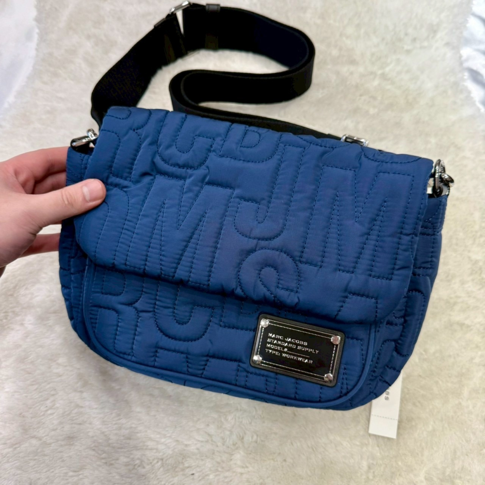 【MJ｜全新】現貨 MARC JACOBS 包包 斜背包 鐵標 尼龍 文字款 翻蓋包｜Little Bee 小蜜蜂精品-細節圖2