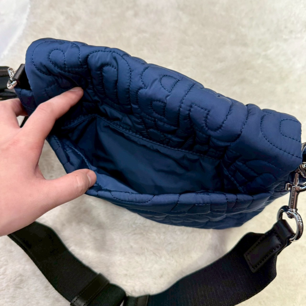 【MJ｜全新】現貨 MARC JACOBS 包包 斜背包 鐵標 尼龍 文字款 翻蓋包｜Little Bee 小蜜蜂精品-細節圖3