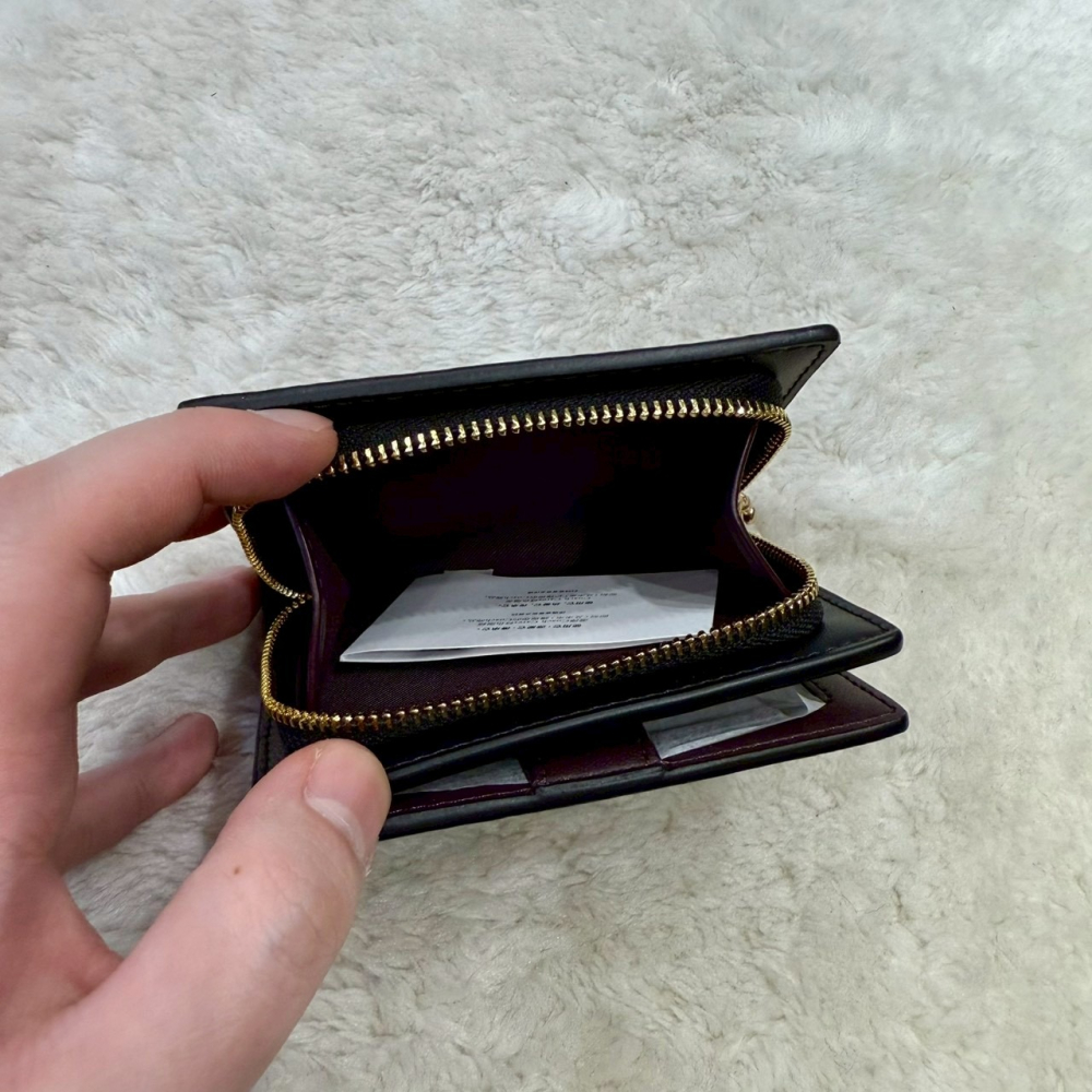 【蔻馳｜全新】現貨 COACH 錢包 短夾 金標 C字拉鍊 咖色 滿版 老花 零錢短夾｜Little Bee 小蜜蜂精品-細節圖2