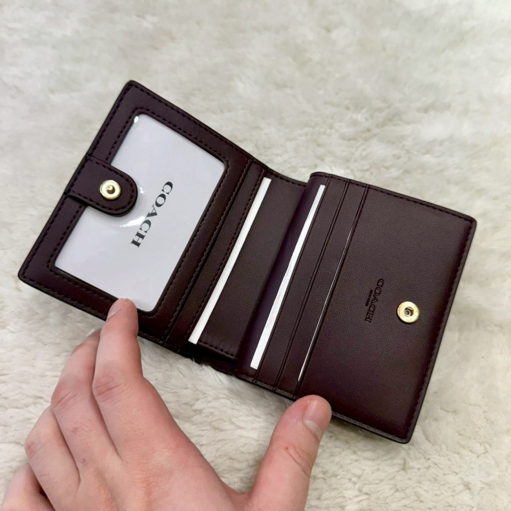 【蔻馳｜全新】現貨 COACH 錢包 短夾 金標 C字拉鍊 咖色 滿版 老花 零錢短夾｜Little Bee 小蜜蜂精品-細節圖3