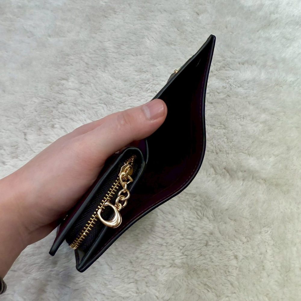 【蔻馳｜全新】現貨 COACH 錢包 短夾 金標 C字拉鍊 咖色 滿版 老花 零錢短夾｜Little Bee 小蜜蜂精品-細節圖4