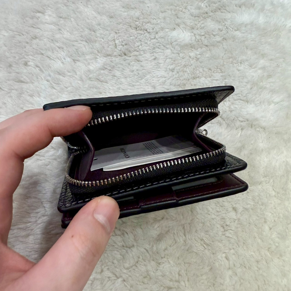 【蔻馳｜全新】現貨 COACH 錢包 短夾 銀標 C字拉鍊 亮面 黑色 零錢短夾｜Little Bee 小蜜蜂精品-細節圖2