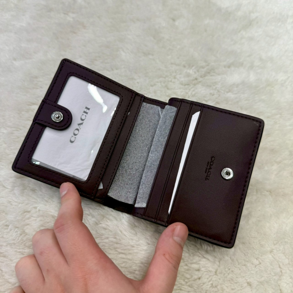 【蔻馳｜全新】現貨 COACH 錢包 短夾 銀標 C字拉鍊 亮面 黑色 零錢短夾｜Little Bee 小蜜蜂精品-細節圖3