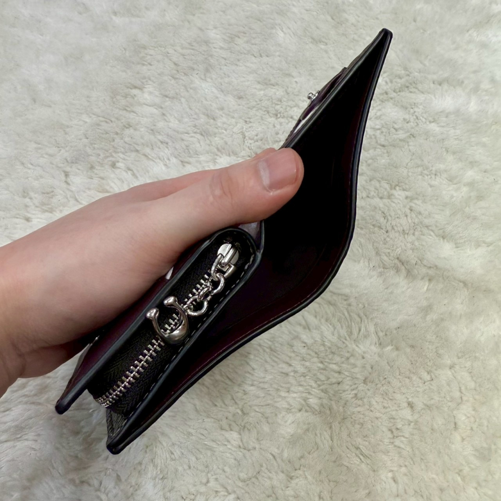 【蔻馳｜全新】現貨 COACH 錢包 短夾 銀標 C字拉鍊 亮面 黑色 零錢短夾｜Little Bee 小蜜蜂精品-細節圖4