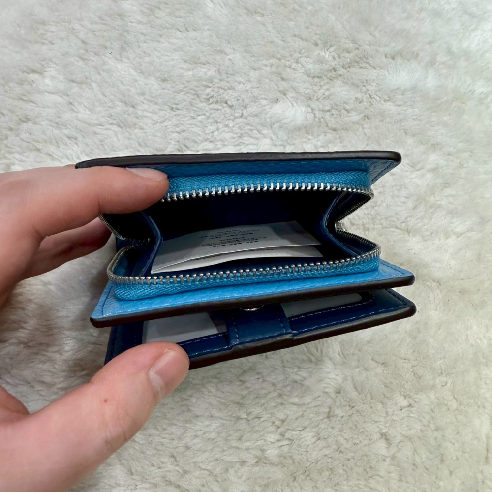 【蔻馳｜全新】現貨 COACH 錢包 短夾 銀標 C字拉鍊 亮面 寶寶藍 零錢短夾｜Little Bee 小蜜蜂精品-細節圖2