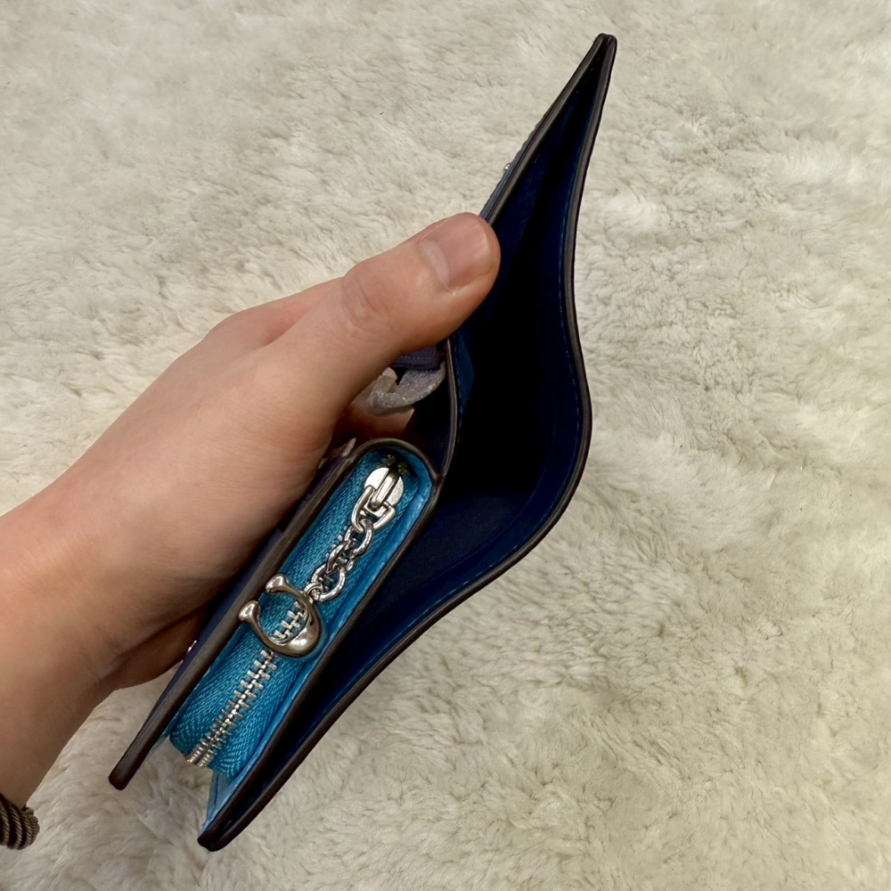 【蔻馳｜全新】現貨 COACH 錢包 短夾 銀標 C字拉鍊 亮面 寶寶藍 零錢短夾｜Little Bee 小蜜蜂精品-細節圖4