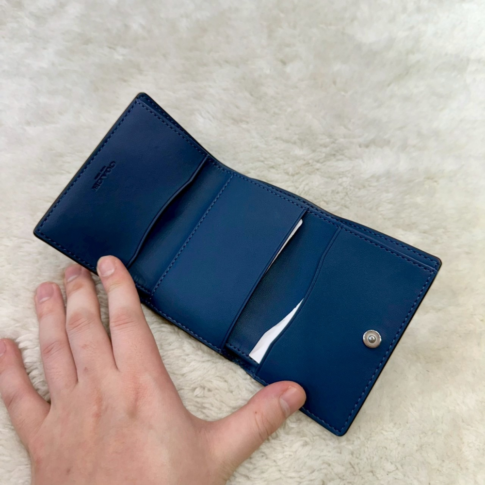 【蔻馳｜全新】現貨 COACH 錢包 短夾 三折短夾 金標 寶寶藍 稀有款 送禮推薦｜Little Bee 小蜜蜂精品-細節圖3