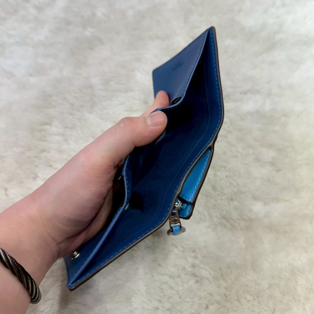 【蔻馳｜全新】現貨 COACH 錢包 短夾 三折短夾 金標 寶寶藍 稀有款 送禮推薦｜Little Bee 小蜜蜂精品-細節圖4