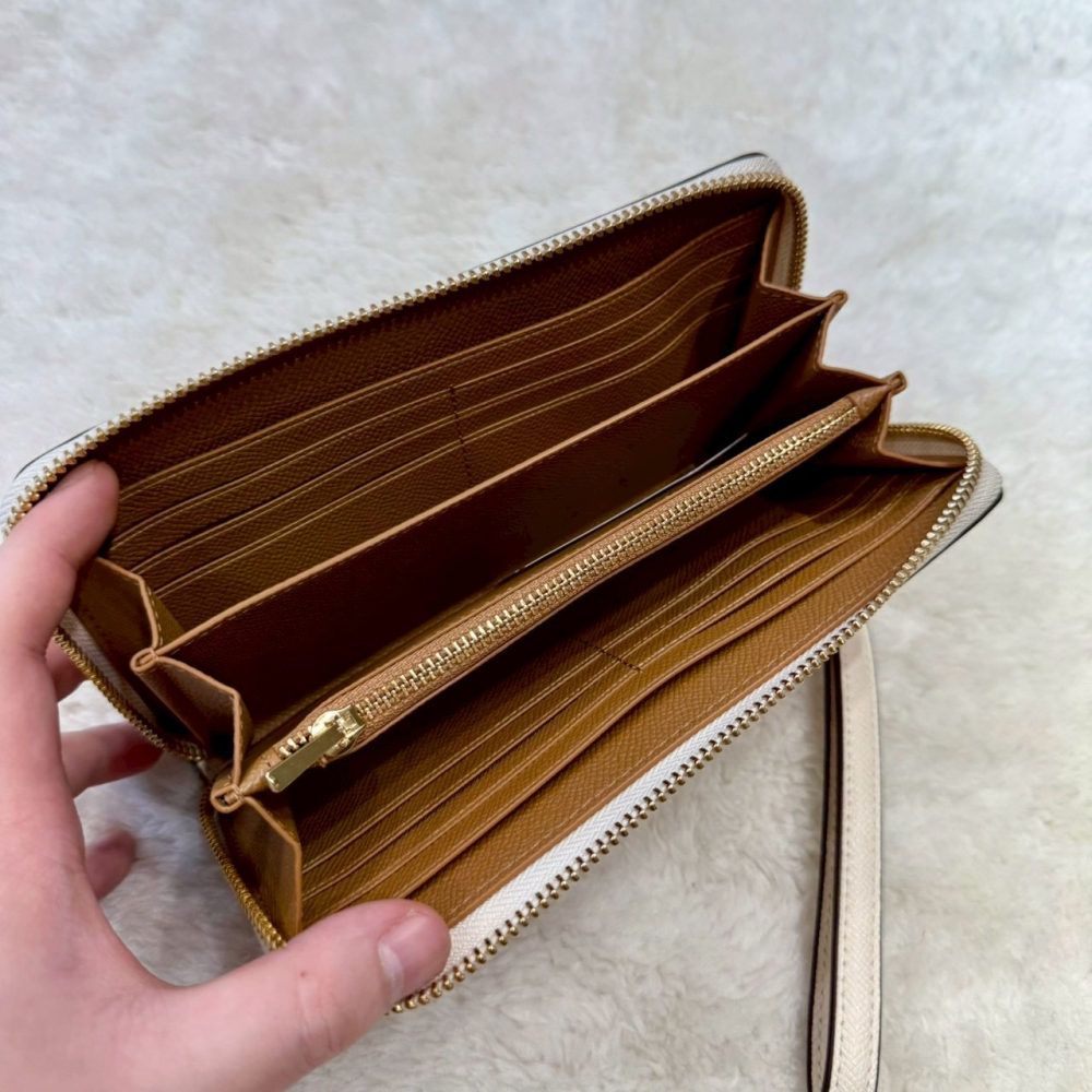 【蔻馳｜全新】現貨 COACH 錢包 長夾 金標 純白色 防刮紋 附手掛 拉鍊長夾｜Little Bee 小蜜蜂精品-細節圖2