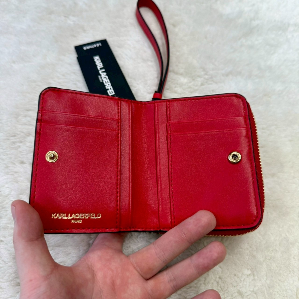 【卡爾｜全新】現貨 KARL LAGERFELD 錢包 短夾 滿版 Q版鐵標 零錢短夾｜Little Bee 小蜜蜂精品-細節圖2