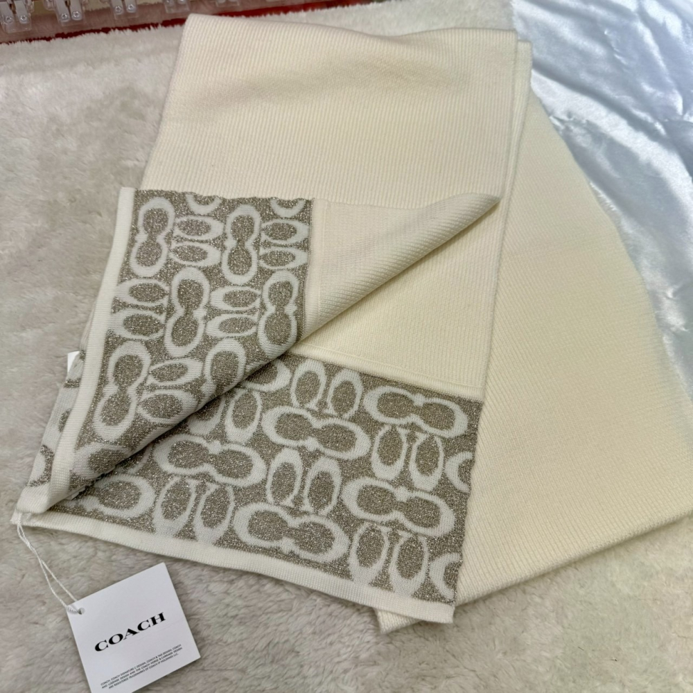 【蔻馳｜全新】現貨 COACH 圍巾 刺繡C字 2色可選 羊毛 圍脖 送禮推薦｜Little Bee 小蜜蜂精品-細節圖2