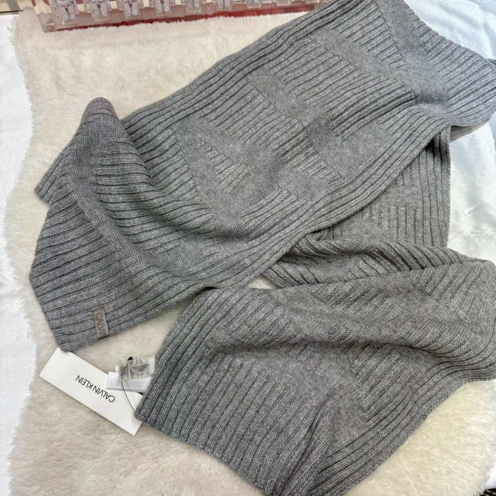 【CK｜全新】現貨 CALVIN KLEIN 圍巾 針織LOGO 灰色 圍脖 送禮推薦｜Little Bee 小蜜蜂精品-細節圖2