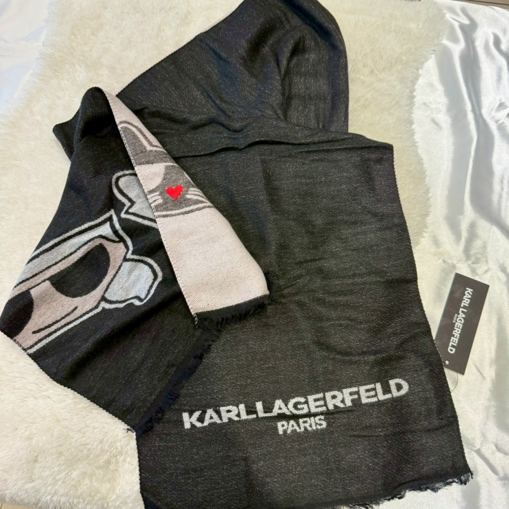 【卡爾｜全新】現貨 KARL LAGERFELD 圍巾 Q版人像/貓/文字款 圍脖｜Little Bee 小蜜蜂精品-細節圖2