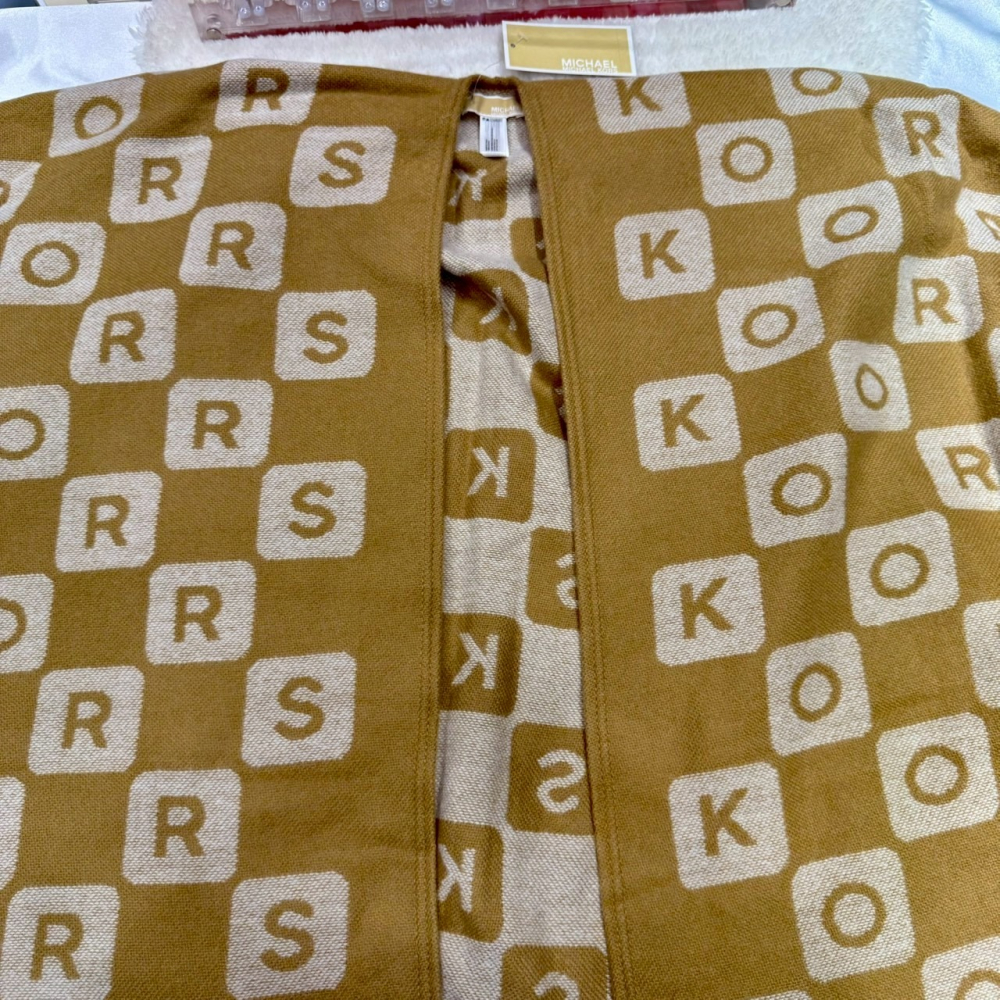 【MK｜全新】現貨 MICHAEL KORS 披肩 2色可選 滿版 棋盤格 羊毛｜Little Bee 小蜜蜂精品-細節圖2