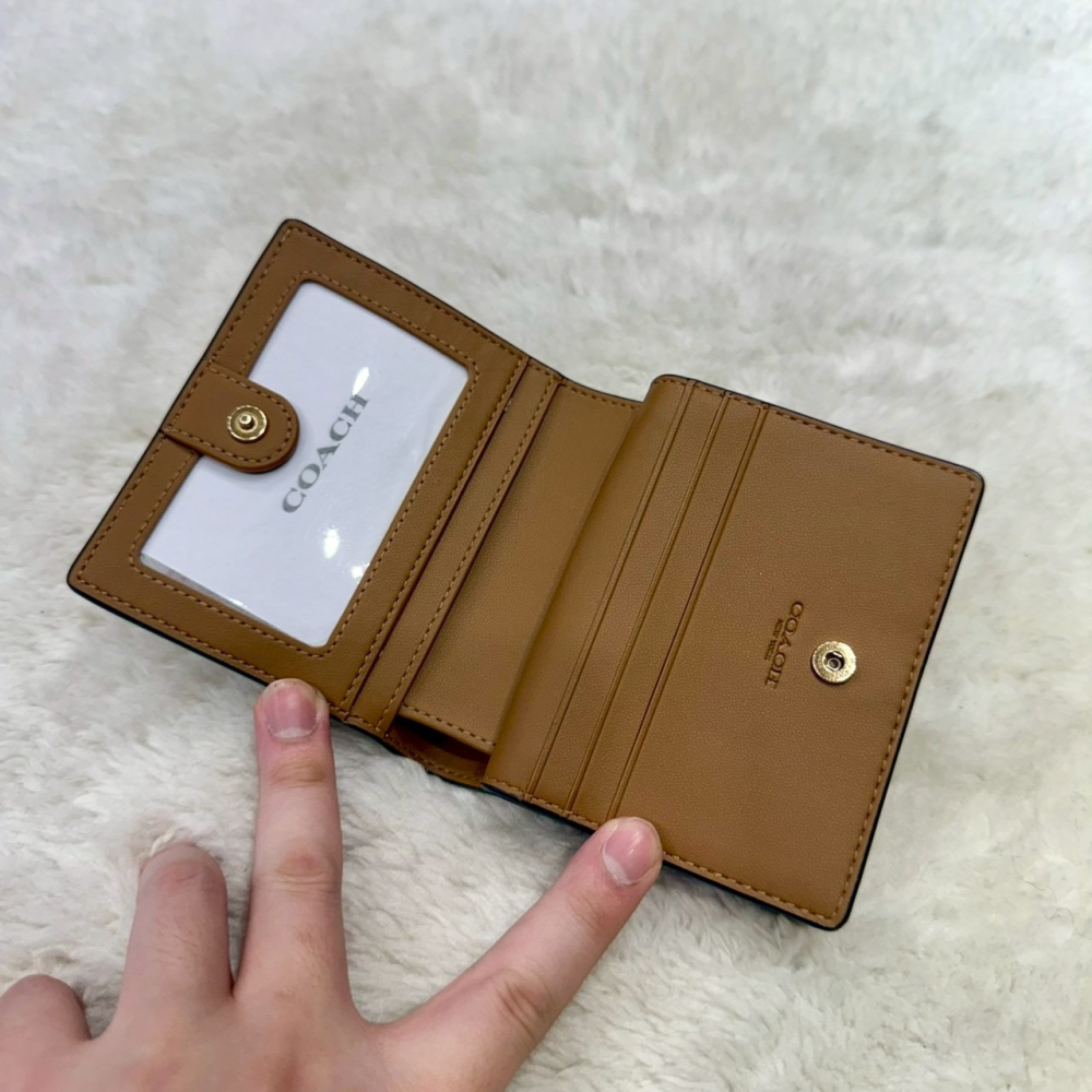 【蔻馳｜全新】現貨 COACH 錢包 短夾 金標 荔枝紋 C字拉鍊 零錢短夾 ｜Little Bee 小蜜蜂精品-細節圖3
