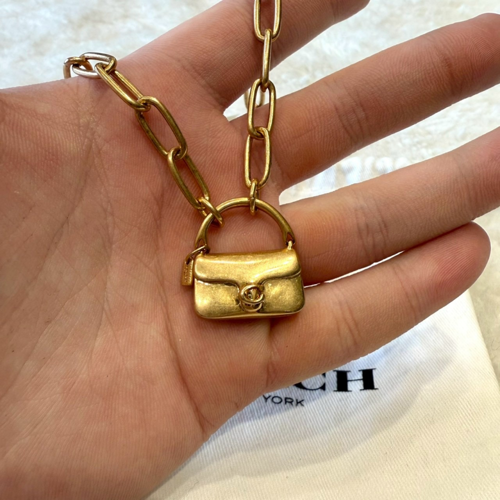 【蔻馳｜全新】現貨 COACH 項鍊 Mini Tabby 手提包造型 原價5900｜Little Bee 小蜜蜂精品-細節圖2