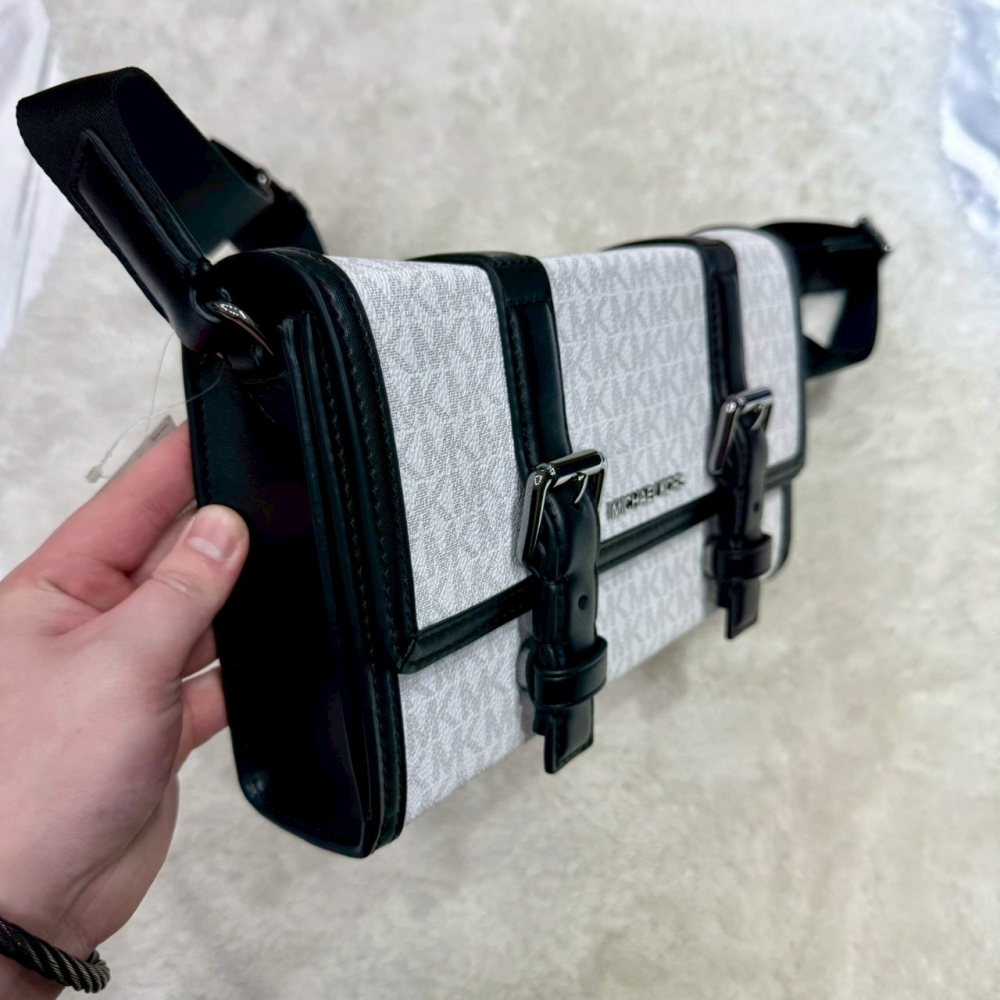 【MK｜全新】現貨 MICHAEL KORS 包包 方包 男款 滿版 掀蓋 斜背包｜Little Bee 小蜜蜂精品-細節圖2