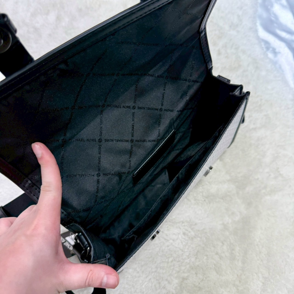 【MK｜全新】現貨 MICHAEL KORS 包包 方包 男款 滿版 掀蓋 斜背包｜Little Bee 小蜜蜂精品-細節圖3