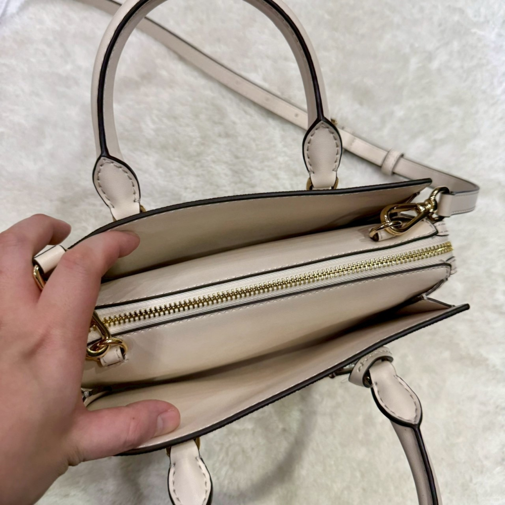 【MK｜全新】現貨 MICHAEL KORS 包包 殺手包 白 滿版 兩用包 斜背包｜Little Bee 小蜜蜂精品-細節圖3