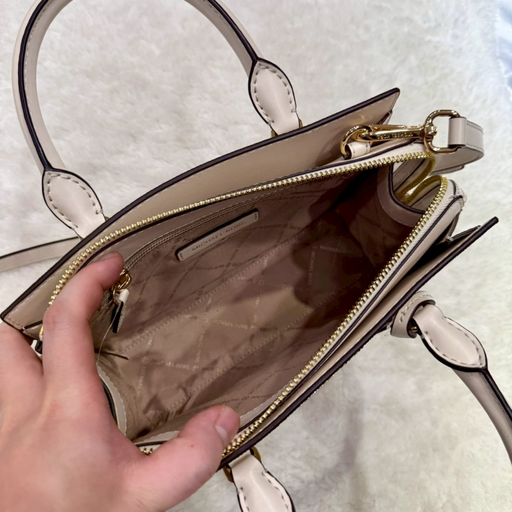 【MK｜全新】現貨 MICHAEL KORS 包包 殺手包 白 滿版 兩用包 斜背包｜Little Bee 小蜜蜂精品-細節圖4