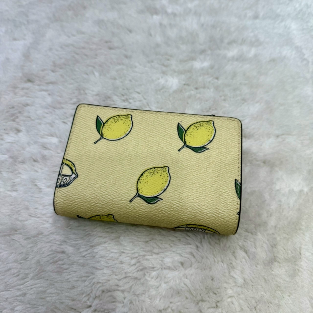 【蔻馳｜全新】現貨 COACH 錢包 中夾 滿版 檸檬 防刮紋 零錢中夾 小廢包專用｜Little Bee 小蜜蜂精品-細節圖2
