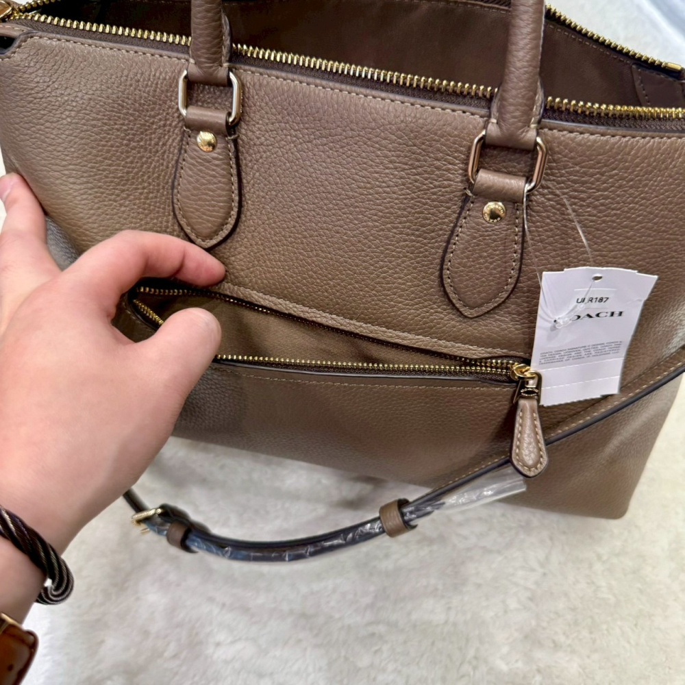 【蔻馳｜全新】現貨 COACH 包包 梯形包 金標 巧克力色 荔枝紋 水餃包 斜背包｜Little Bee 小蜜蜂精品-細節圖4