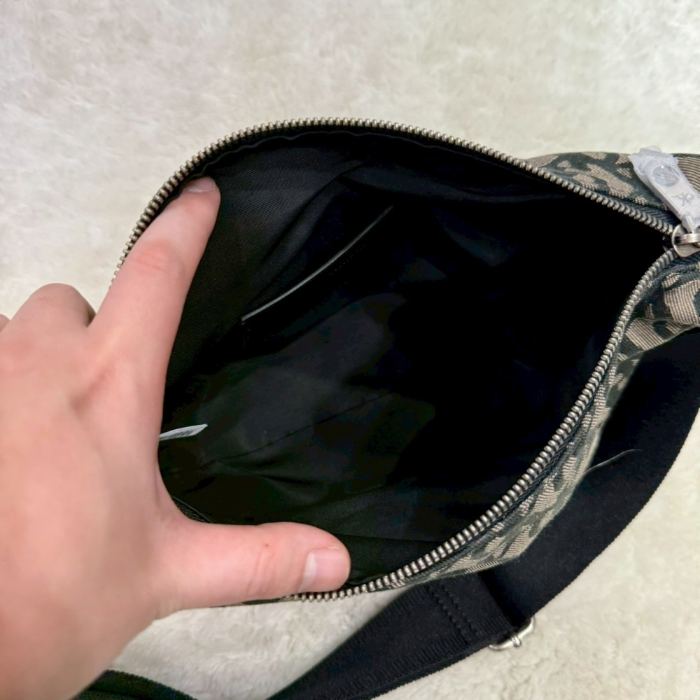 【CK｜全新】現貨 CALVIN KLEIN 包包 流浪包 男款 滿版 緹花布 斜背包｜Little Bee 小蜜蜂精品-細節圖3