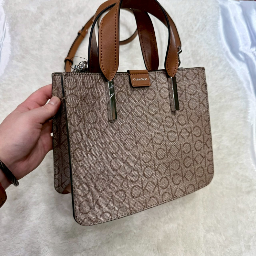 【CK｜全新】現貨 CALVIN KLEIN 包包 兩用包 硬皮 滿版LOGO 斜背包｜Little Bee 小蜜蜂精品-細節圖2