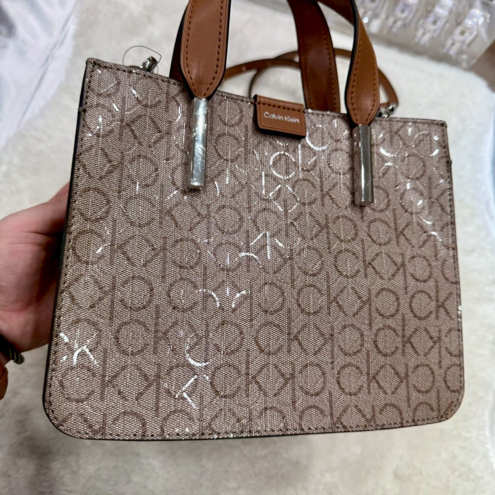 【CK｜全新】現貨 CALVIN KLEIN 包包 兩用包 硬皮 滿版LOGO 斜背包｜Little Bee 小蜜蜂精品-細節圖3