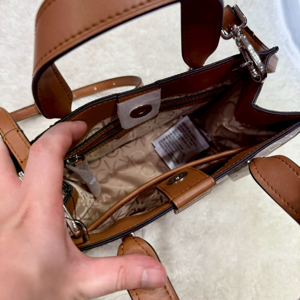 【CK｜全新】現貨 CALVIN KLEIN 包包 兩用包 硬皮 滿版LOGO 斜背包｜Little Bee 小蜜蜂精品-細節圖4
