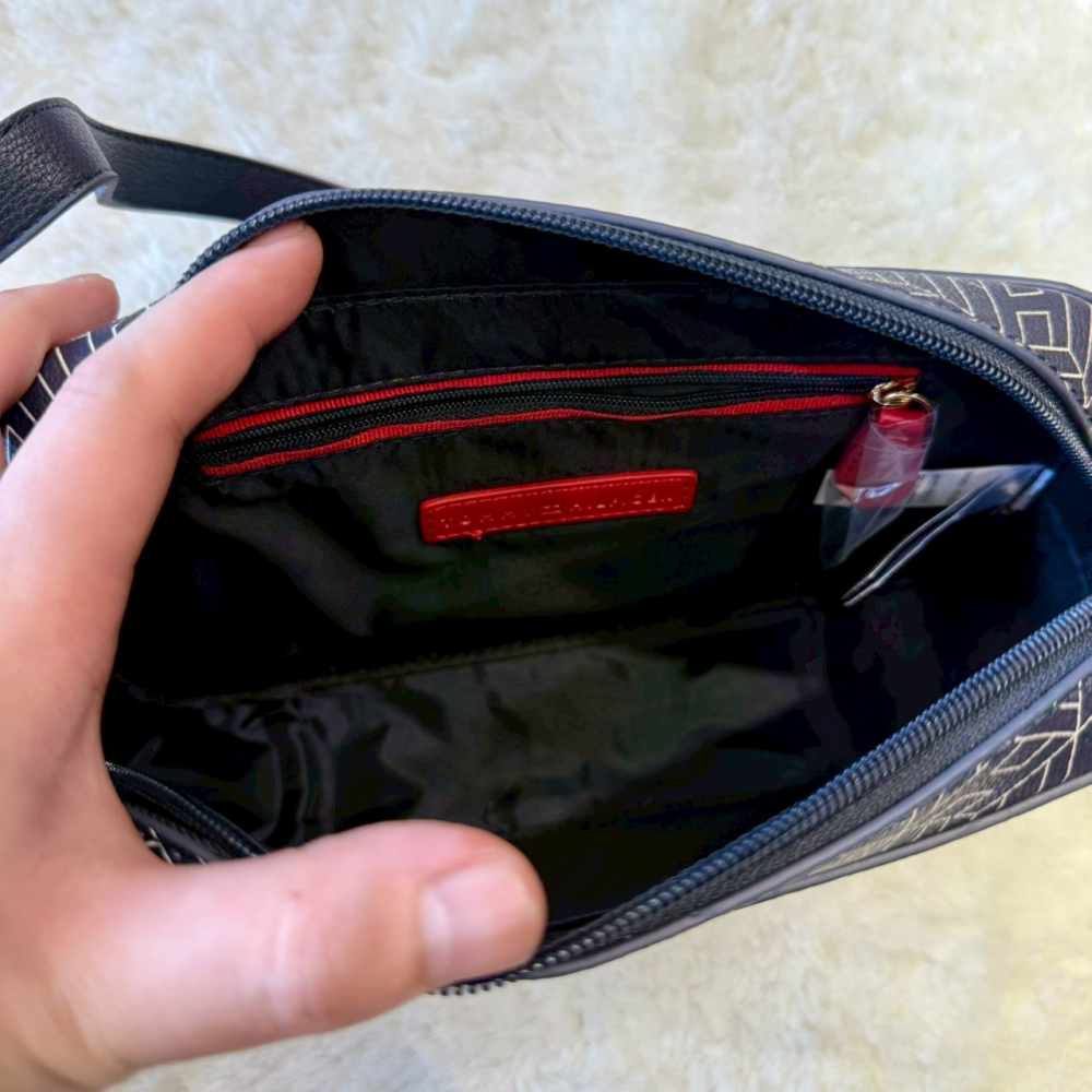 【湯米｜全新】現貨 TOMMY 包包 相機包 金標 滿版 防刮紋 斜背包 側背包｜Little Bee 小蜜蜂精品-細節圖2